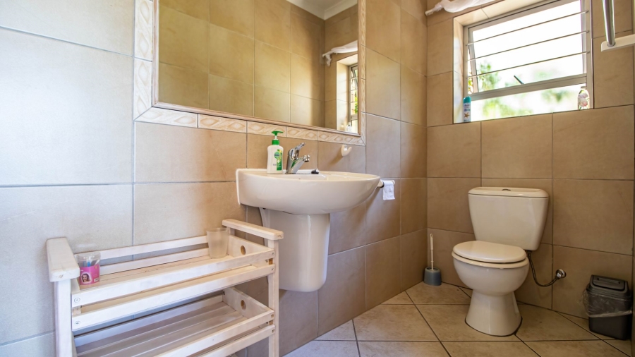 5 Bedroom Property for Sale in Mountainside Western Cape